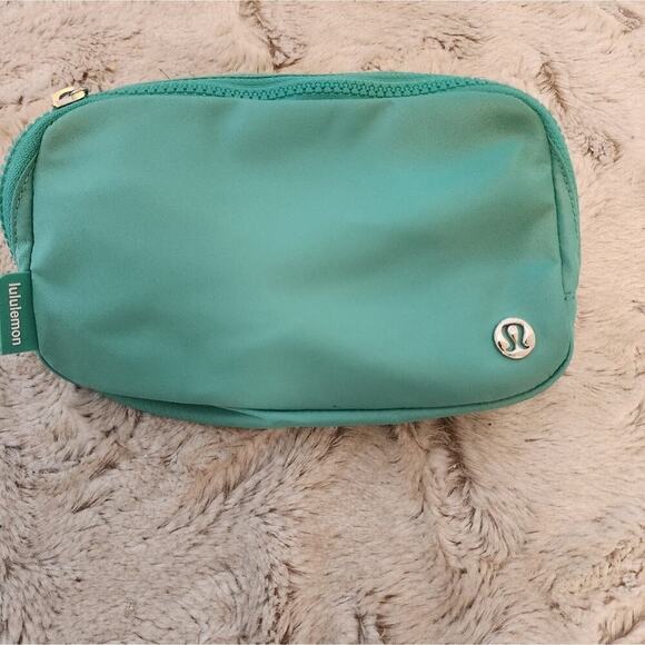 LULULEMON NEW EVERYWHERE GREEN BELT BAG - Picture 6 of 6